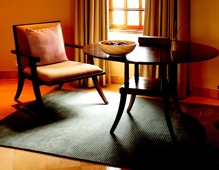 how_to_use_solid_rugs_in_home_decor